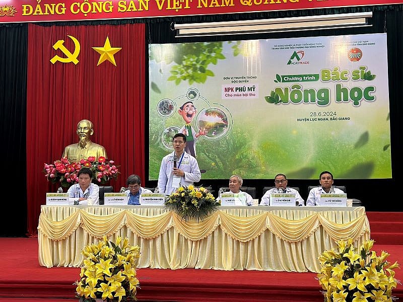 Các Bác sỹ nông học bắt bệnh, kê đơn tại chương trình Bác sỹ Nông học Các Bác sỹ nông học bắt bệnh, kê đơn tại chương trình Bác sỹ Nông học