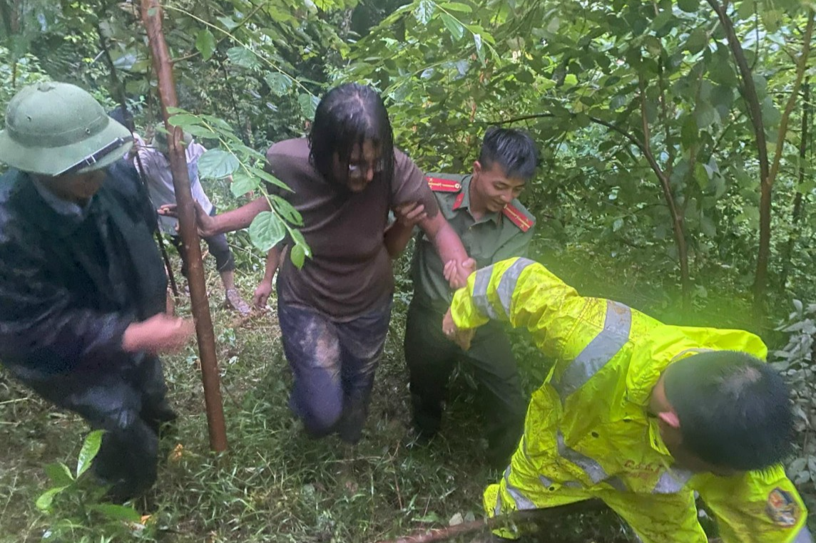 Nữ du khách Mỹ rơi xuống hố sâu được lực lượng Công an và người dân cứu kịp thời (Ảnh: Công an cung cấp).