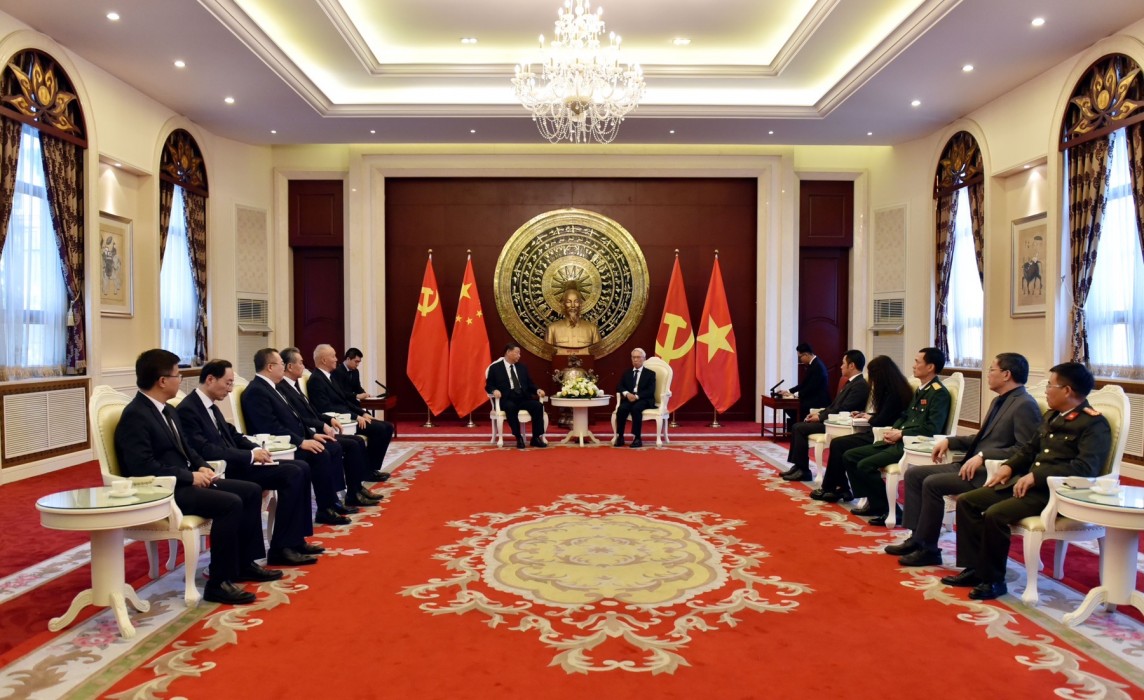 Tổng bí thư Tập Cận Bình ghi sổ tang, nghiêng mình trước di ảnh Tổng bí thư Nguyễn Phú Trọng