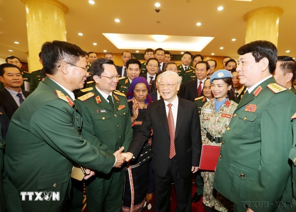 Tổng Bí thư, Chủ tịch nước Nguyễn Phú Trọng gặp mặt thân mật Đoàn đại biểu điển hình tiên tiến toàn quốc trong xây dựng nền Quốc phòng toàn dân vững mạnh (Hà Nội, 19/12/2019). (Ảnh: Trí Dũng/TTXVN) ttxvn_tong bi thu nguyen phu trong cong an quan doi (13).jpg