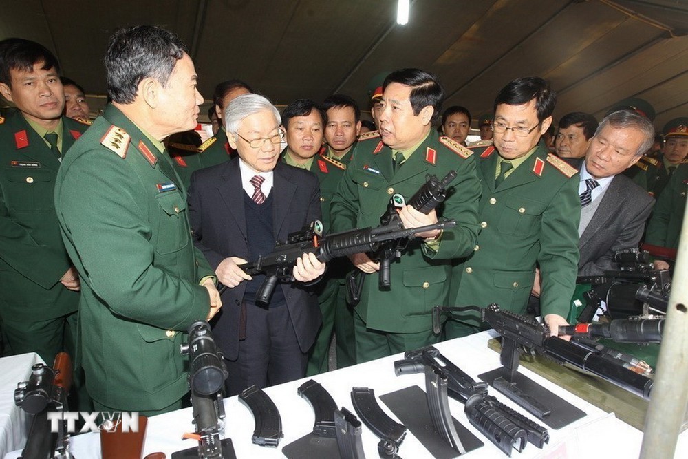 Tổng Bí thư Nguyễn Phú Trọng tham quan gian trưng bày sản phẩm khoa học, công nghệ quốc phòng tại Hội nghị tổng kết công tác Quân sự, Quốc phòng năm 2013 (Hà Nội, 28/12/2013). (Ảnh: Trọng Đức/TTXVN) ttxvn_tong bi thu nguyen phu trong cong an quan doi (4).jpg