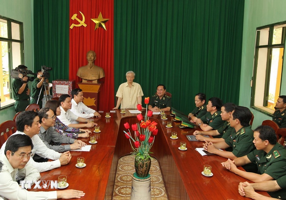Tổng Bí thư Nguyễn Phú Trọng đến thăm, làm viêc với Đồn Biên phòng 489 - Bộ đội Biên phòng tỉnh Thanh Hóa (3/9/2011). (Ảnh: Trí Dũng/TTXVN) ttxvn_tong bi thu nguyen phu trong cong an quan doi (6).jpg