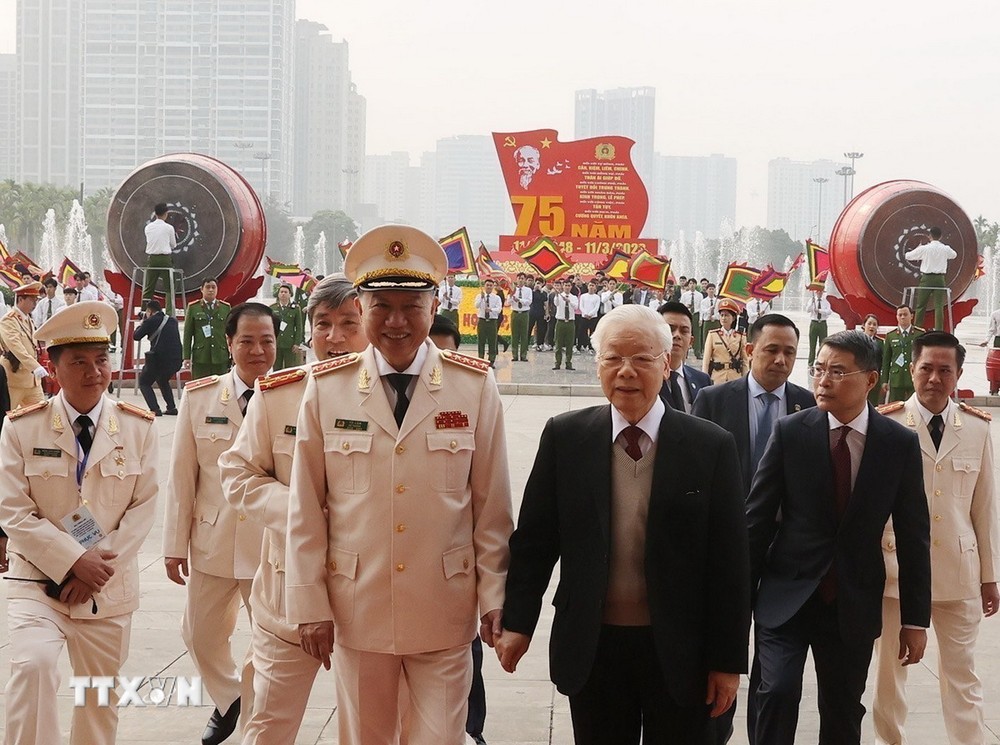 Tổng Bí thư Nguyễn Phú Trọng đến dự Lễ kỷ niệm 75 năm Công an nhân dân học tập, thực hiện Sáu điều Bác Hồ dạy; 75 năm Ngày truyền thống Xây dựng lực lượng Công an nhân dân (Hà Nội, 6/3/2023). (Ảnh: Trí Dũng/TTXVN) ttxvn_tong bi thu nguyen phu trong cong an quan doi (7).jpg