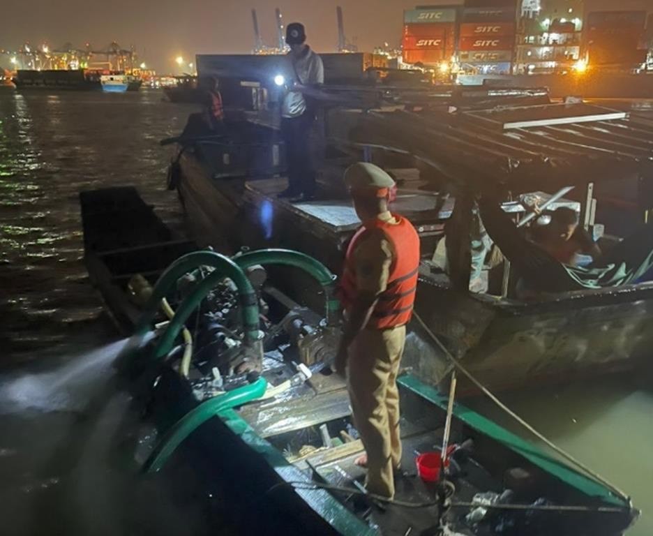 Lực lượng chức năng bắt giữ phương tiện hút cát lậu. Lực lượng chức năng bắt giữ phương tiện hút cát lậu.