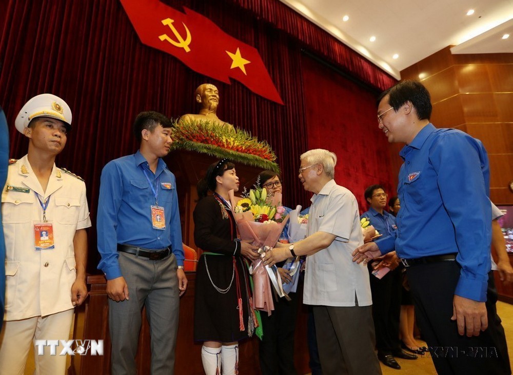 Tổng Bí thư, Chủ tịch nước Nguyễn Phú Trọng gặp mặt và tặng hoa các đảng viên trẻ tiêu biểu làm theo lời Bác toàn quốc (Hà Nội, 27/8/2019). (Ảnh: Trí Dũng/TTXVN) ttxvn_tong bi th nguyen phu trong xay dung dang (11).jpg
