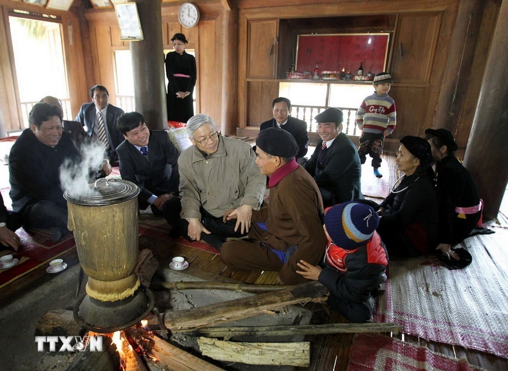Tổng Bí thư, Chủ tịch Quốc hội Nguyễn Phú Trọng thăm, tặng quà Tết cụ Hoàng Văn Bảo (nhân chứng lịch sử Đại hội đại biểu toàn quốc lần thứ II của Đảng) ở xã Kim Bình, huyện Chiêm Hóa, tỉnh Tuyên Quang, ngày 28/1/2011. (Ảnh: Trí Dũng/TTXVN) ttxvn_tong bi th nguyen phu trong xay dung dang (4).jpg