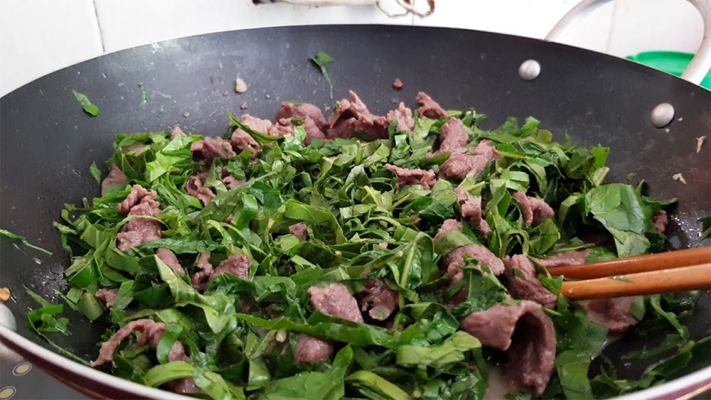 Thịt trâu lá trơng Quảng Bình - hương vị lạ lẫm 'mê hoặc' thực khách Thịt trâu lá trơng Quảng Bình - hương vị lạ lẫm 'mê hoặc' thực khách