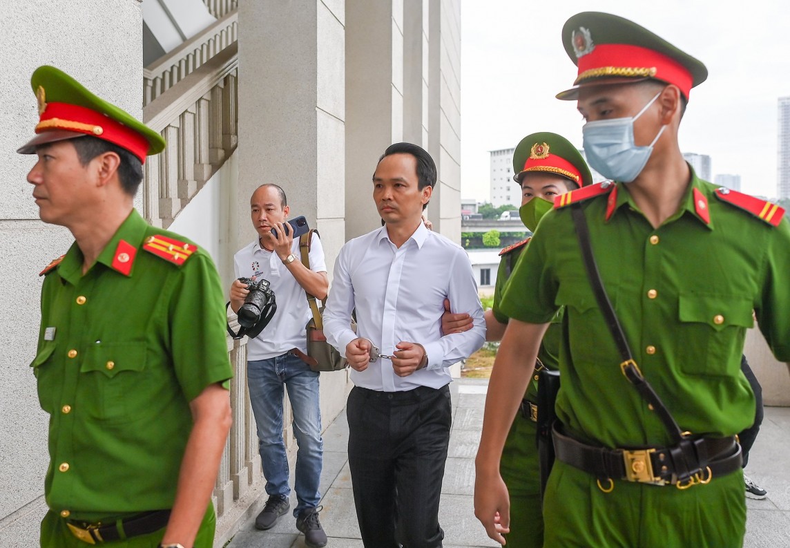 Cựu Chủ tịch Tập đoàn FLC Trịnh Văn Quyết được áp giải đến tòa sáng 22/7. Cựu Chủ tịch Tập đoàn FLC Trịnh Văn Quyết được áp giải đến tòa sáng 22/7.