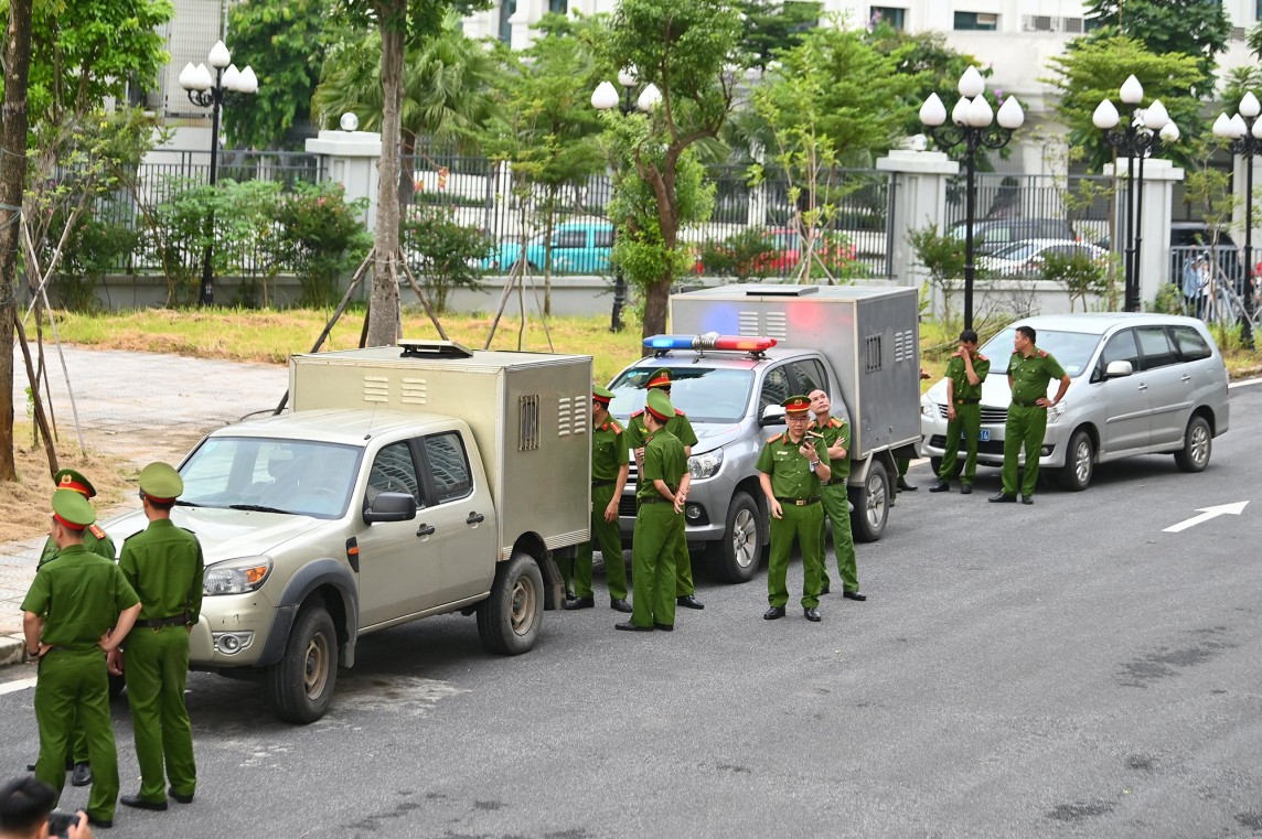 An ninh được thắt chặt trước khi phiên toà diễn ra. An ninh được thắt chặt trước khi phiên toà diễn ra.
