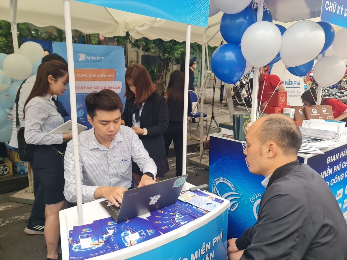 Doanh nghiệp, hộ kinh doanh Hà Nội nỗ lực chuyển đổi số (Ảnh: Báo Hà Nội mới) Doanh nghiệp, hộ kinh doanh Hà Nội nỗ lực chuyển đổi số (Ảnh: Báo Hà Nội mới)