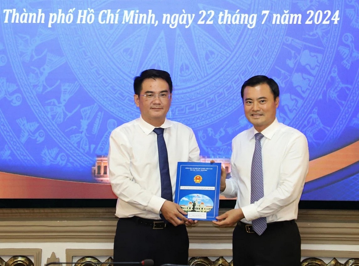 UBND TP. Hồ Chí Minh trao quyết định bổ nhiệm 3 nhân sự mới