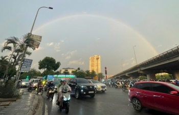 Hà Nội: Cầu vồng kép 'khổng lồ', mây ngũ sắc xuất hiện giữa trời mưa
