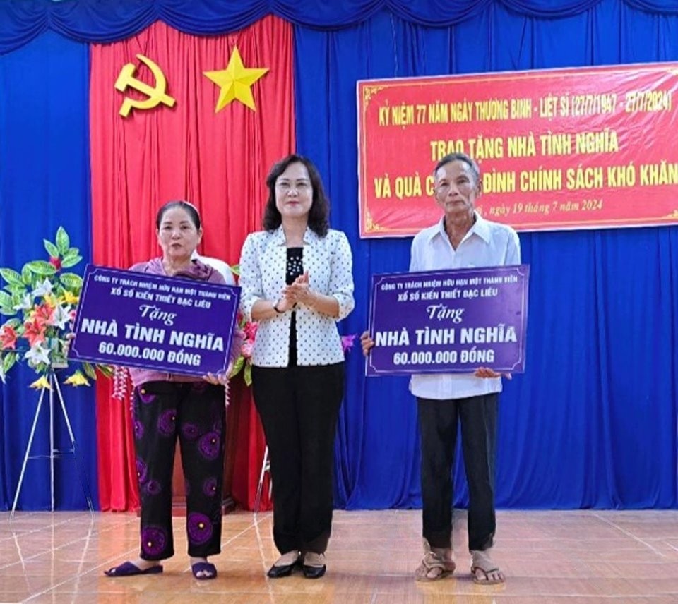 trao bảng tượng trưng tặng 2 căn nhà tình nghĩa cho gia đình chính sách huyện Vĩnh Lợi (Ảnh BLO). trao bảng tượng trưng tặng 2 căn nhà tình nghĩa cho gia đình chính sách huyện Vĩnh Lợi (Ảnh BLO).