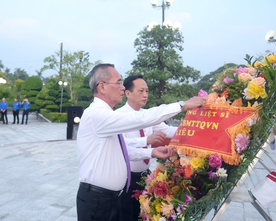 Chủ tịch UBND tỉnh Phạm Văn Thiều đã kính cẩn đặt vòng hoa trước Đài Tổ quốc ghi công Chủ tịch UBND tỉnh Phạm Văn Thiều đã kính cẩn đặt vòng hoa trước Đài Tổ quốc ghi công