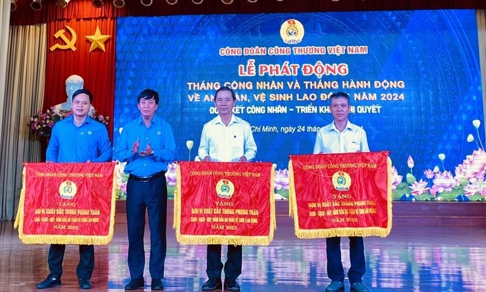 Ông Phan Văn Bản - Chủ tịch Công đoàn Công Thương Việt Nam tặng cờ cho các đơn vị xuất sắc trong phong trào thi đu xanh sạch đẹp