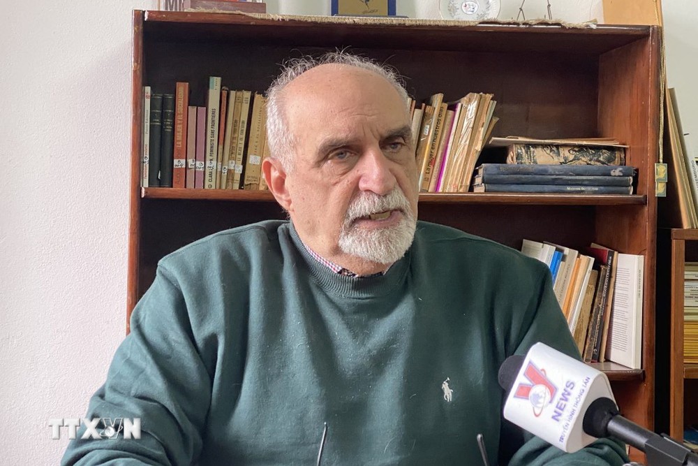 Tổng Bí thư Đảng Cộng sản Argentina Jorge Kreyness trả lời phỏng vấn của phóng viên TTXVN. (Ảnh: Ngọc Tùng/TTXVN) ttxvn_tong_bi_thu_dang_cong_san_argentina_ve_nhung_dong_gop_cua_tong_bi_thu_nguyen_phu_trong_2307.jpg