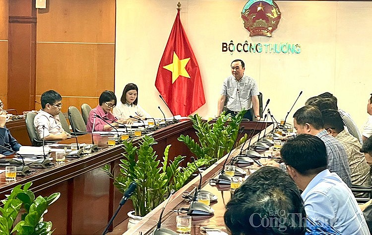 Ông Phan Văn Chinh – Vụ trưởng Vụ Thị trường trong nước chủ trì cuộc họp. Ông Phan Văn Chinh – Vụ trưởng Vụ Thị trường trong nước chủ trì cuộc họp.