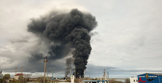 Cháy thùng nhiên liệu ở Sevastopol trên bán đảo Crưm sau một đợt tấn công bằng UAV của Ukraine (Ảnh: Tass) Cháy thùng nhiên liệu ở Sevastopol trên bán đảo Crưm sau một đợt tấn công bằng UAV của Ukraine (Ảnh: Tass)