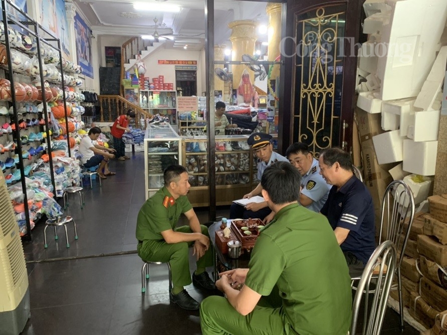 Thanh Hóa: Phát hiện, thu giữ gần 2.800 sản phẩm có dấu hiệu giả mạo nhãn hiệu Nike và Adidas