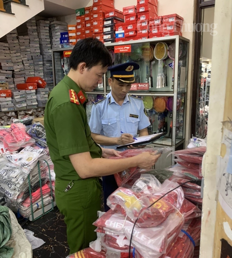 Thanh Hóa: Phát hiện, thu giữ gần 2.800 sản phẩm có dấu hiệu giả mạo nhãn hiệu Nike và Adidas