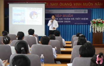 Bến Tre: ''Đi từng ngõ, gõ từng nhà'' tuyên truyền người dân sử dụng điện tiết kiệm và an toàn