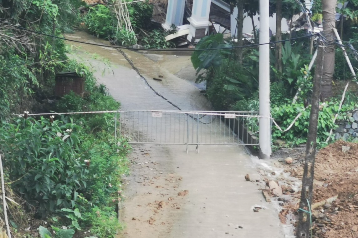 Lực lượng chức năng đã lập rào chăn bảo vệ hiện trường không để người dân ra vào khu vực nguy hiểm.