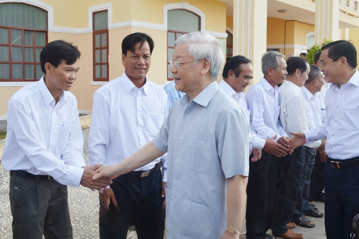 Sáng ngày 9/3/2015, Tổng Bí thư Nguyễn Phú Trọng đã đến thăm và làm việc với Đảng bộ và nhân dân xã Ngọc Tố, huyện Mỹ Xuyên (Ảnh STO). Sáng ngày 9/3/2015, Tổng Bí thư Nguyễn Phú Trọng đã đến thăm và làm việc với Đảng bộ và nhân dân xã Ngọc Tố, huyện Mỹ Xuyên (Ảnh STO).