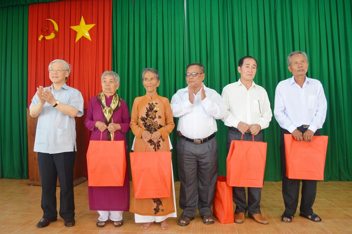 Tổng Bí thư Nguyễn Phú Trọng tặng quà Bà Mẹ Việt Nam anh hùng và gia đình chính sách tại xã Ngọc Tố, huyện Mỹ Xuyên (Ảnh STO). Tổng Bí thư Nguyễn Phú Trọng tặng quà Bà Mẹ Việt Nam anh hùng và gia đình chính sách tại xã Ngọc Tố, huyện Mỹ Xuyên (Ảnh STO).