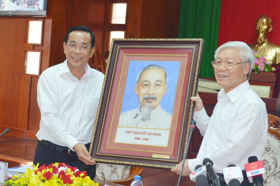 Tổng Bí thư Nguyễn Phú Trọng tặng bức chân dung Chủ tịch Hồ Chí Minh cho Ban Chấp hành Đảng bộ tỉnh Sóc Trăng (Ảnh STO). Tổng Bí thư Nguyễn Phú Trọng tặng bức chân dung Chủ tịch Hồ Chí Minh cho Ban Chấp hành Đảng bộ tỉnh Sóc Trăng (Ảnh STO).