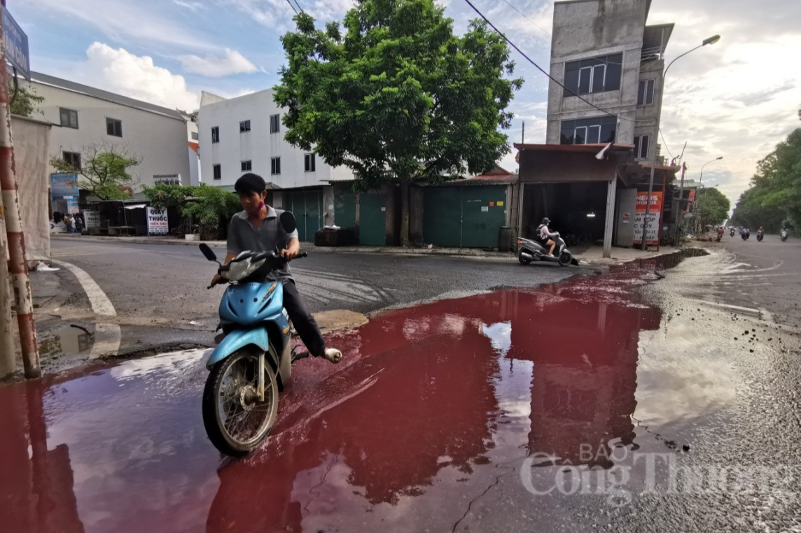 Hà Nội: Truy tìm nguồn thải bí ấn 'nhuộm đỏ' ngã ba Đại lộ Thăng Long - Vân Côn Hà Nội: Truy tìm nguồn thải bí ấn 'nhuộm đỏ' ngã ba Đại lộ Thăng Long - Vân Côn