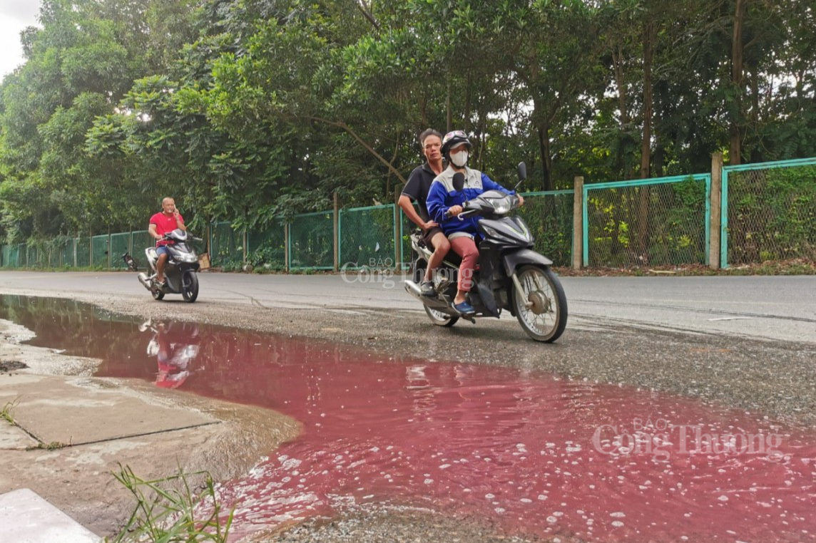 Hà Nội: Truy tìm nguồn thải bí ấn 'nhuộm đỏ' ngã ba Đại lộ Thăng Long - Vân Côn Hà Nội: Truy tìm nguồn thải bí ấn 'nhuộm đỏ' ngã ba Đại lộ Thăng Long - Vân Côn