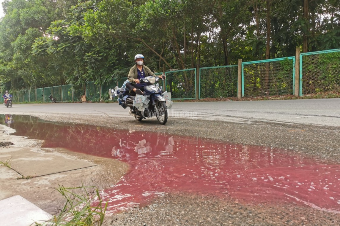 Hà Nội: Truy tìm nguồn thải bí ấn 'nhuộm đỏ' ngã ba Đại lộ Thăng Long - Vân Côn Hà Nội: Truy tìm nguồn thải bí ấn 'nhuộm đỏ' ngã ba Đại lộ Thăng Long - Vân Côn