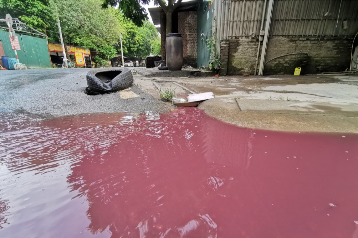 Hà Nội: Truy tìm nguồn thải bí ấn 'nhuộm đỏ' ngã ba Đại lộ Thăng Long - Vân Côn Hà Nội: Truy tìm nguồn thải bí ấn 'nhuộm đỏ' ngã ba Đại lộ Thăng Long - Vân Côn