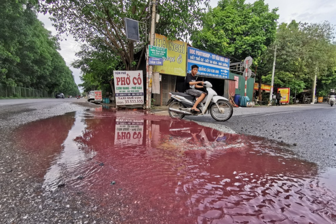Hà Nội: Truy tìm nguồn thải bí ấn 'nhuộm đỏ' ngã ba Đại lộ Thăng Long - Vân Côn Hà Nội: Truy tìm nguồn thải bí ấn 'nhuộm đỏ' ngã ba Đại lộ Thăng Long - Vân Côn