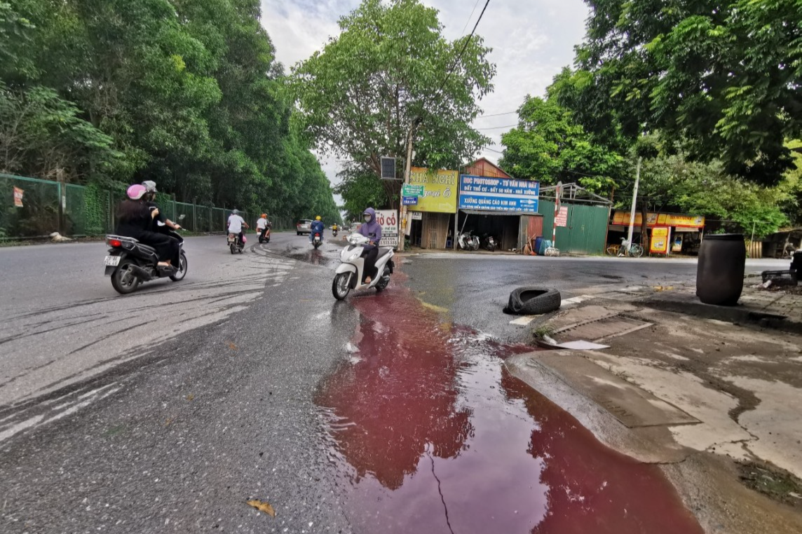 Hà Nội: Truy tìm nguồn thải bí ấn 'nhuộm đỏ' ngã ba Đại lộ Thăng Long - Vân Côn Hà Nội: Truy tìm nguồn thải bí ấn 'nhuộm đỏ' ngã ba Đại lộ Thăng Long - Vân Côn