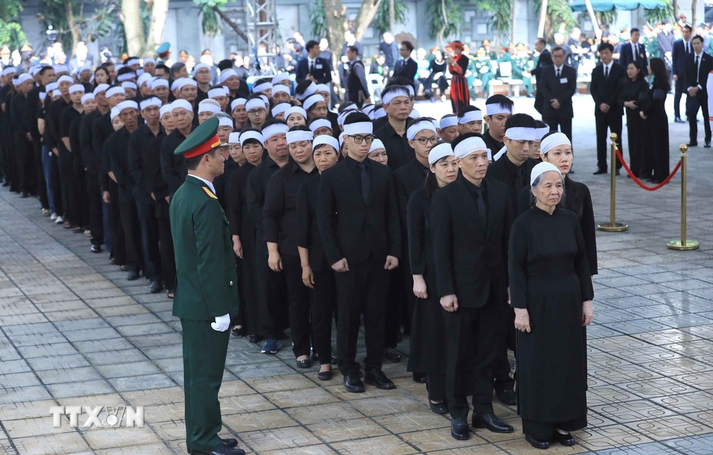 Đoàn gia đình và dòng họ vào viếng Tổng Bí thư. (Ảnh: TTXVN) ttxvn_doan gia dinh.jpg