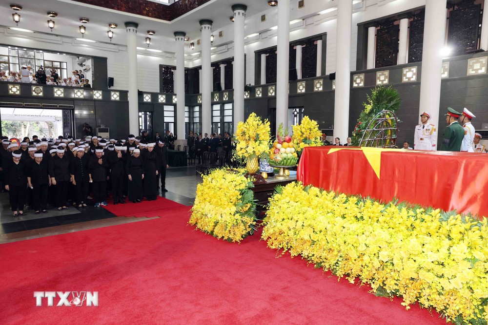 Đoàn gia đình và dòng họ gồm vợ cùng các con, cháu, chắt viếng Tổng Bí thư Nguyễn Phú Trọng. (Ảnh: TTXVN) ttxvn_doan gia dinh va dong ho.jpg