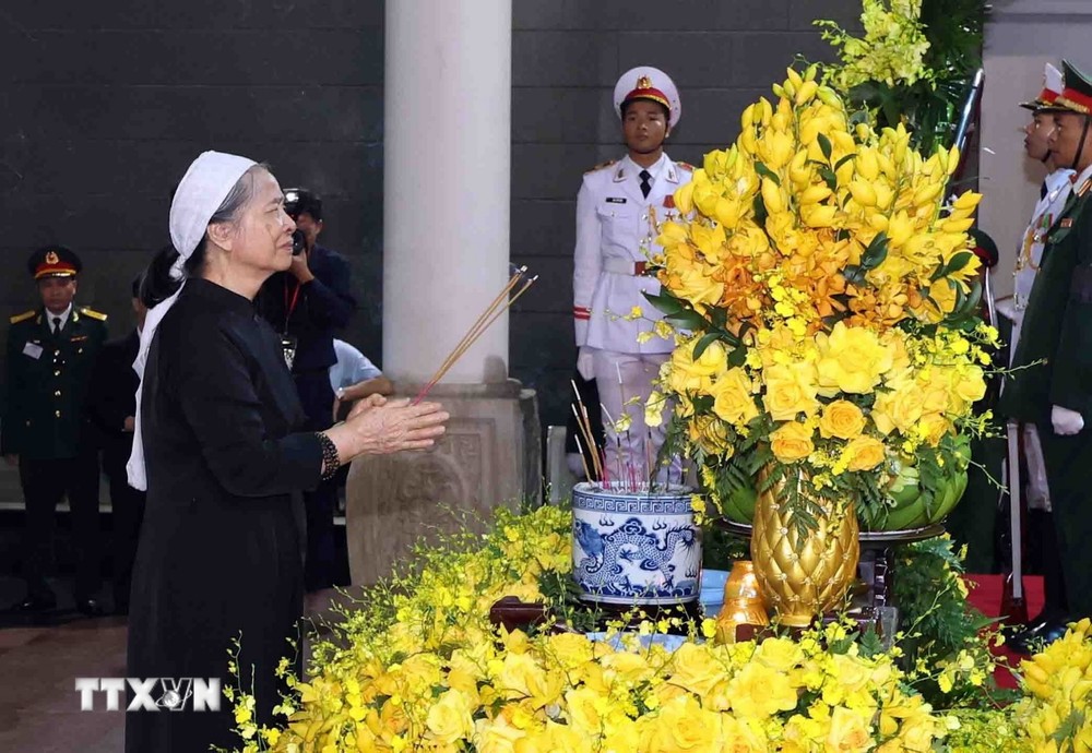 Phu nhân Ngô Thị Mận thắp hương viếng Tổng Bí thư Nguyễn Phú Trọng. (Ảnh: TTXVN) ttxvn_gia dinh vieng Tong bi thu nguyen phu trong (2)_resize.jpg