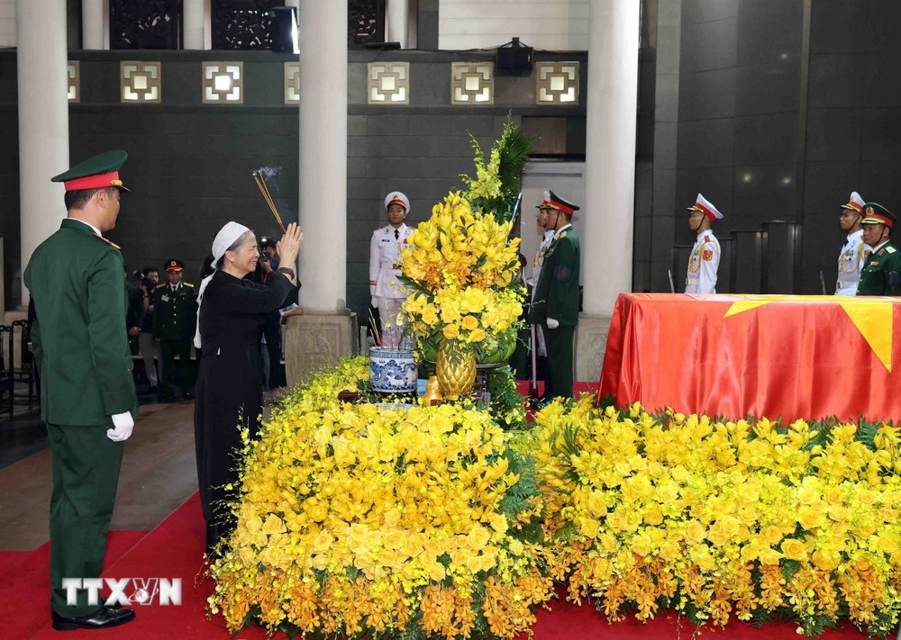 Phu nhân Ngô Thị Mận thắp hương viếng Tổng Bí thư Nguyễn Phú Trọng. (Ảnh: TTXVN) ttxvn_gia dinh vieng Tong bi thu nguyen phu trong (3)_resize.jpg