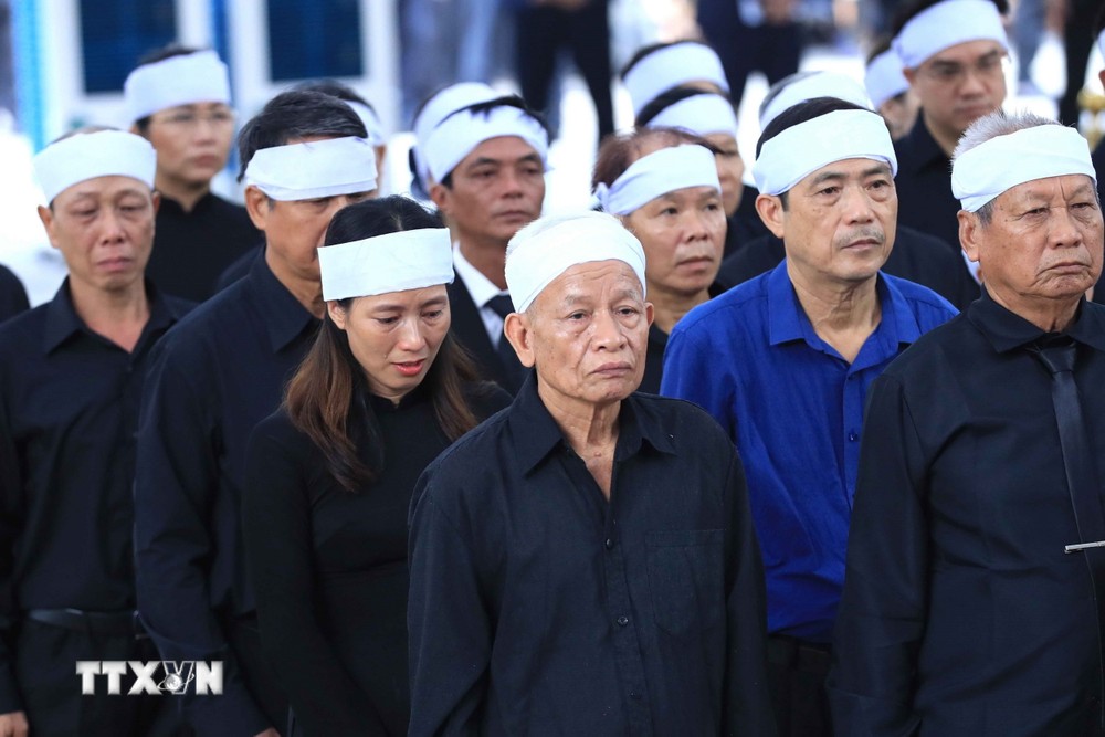 Đoàn gia đình và dòng họ gồm vợ cùng các con, cháu, chắt chuẩn bị vào viếng Tổng Bí thư Nguyễn Phú Trọng. (Ảnh: TTXVN) ttxvn_gia dinh vieng Tong bi thu nguyen phu trong (4)_resize.jpg