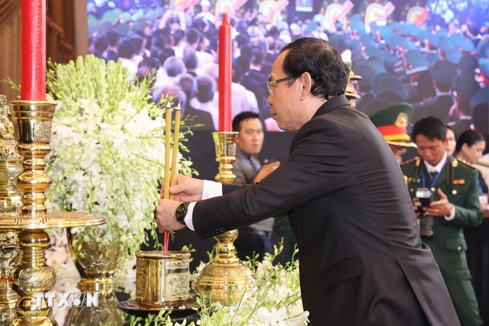 Lãnh đạo Thành phố Hồ Chí Minh viếng Tổng Bí thư Nguyễn Phú Trọng tại Hội trường Thống Nhất, ngày 25/7/2024. (Ảnh: TTXVN) ttxvn_le vieng tai TP HCM (1).jpg