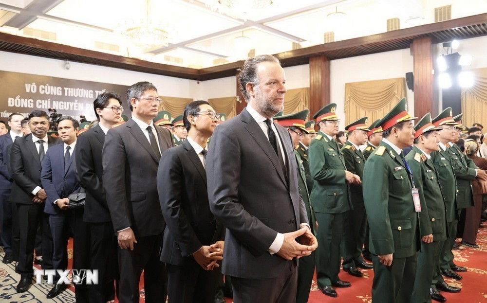 Đại diện các cơ quan ngoại giao đoàn tại Thành phố Hồ Chí Minh dự lễ viếng. (Ảnh: TTXVN) ttxvn_le vieng tai TP HCM (2).jpg