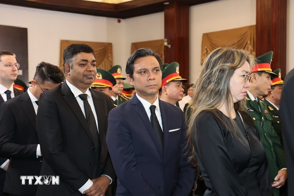 Đại diện các cơ quan ngoại giao đoàn tại Thành phố Hồ Chí Minh dự lễ viếng. (Ảnh: TTXVN) ttxvn_le vieng tai TP HCM (3).jpg