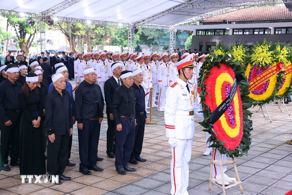 Đoàn dòng họ Nguyễn Phú chuẩn bị vào viếng Tổng Bí thư Nguyễn Phú Trọng. (Ảnh: TTXVN) ttxvn_le vieng tong bi thu tai Ha Noi (2).jpg