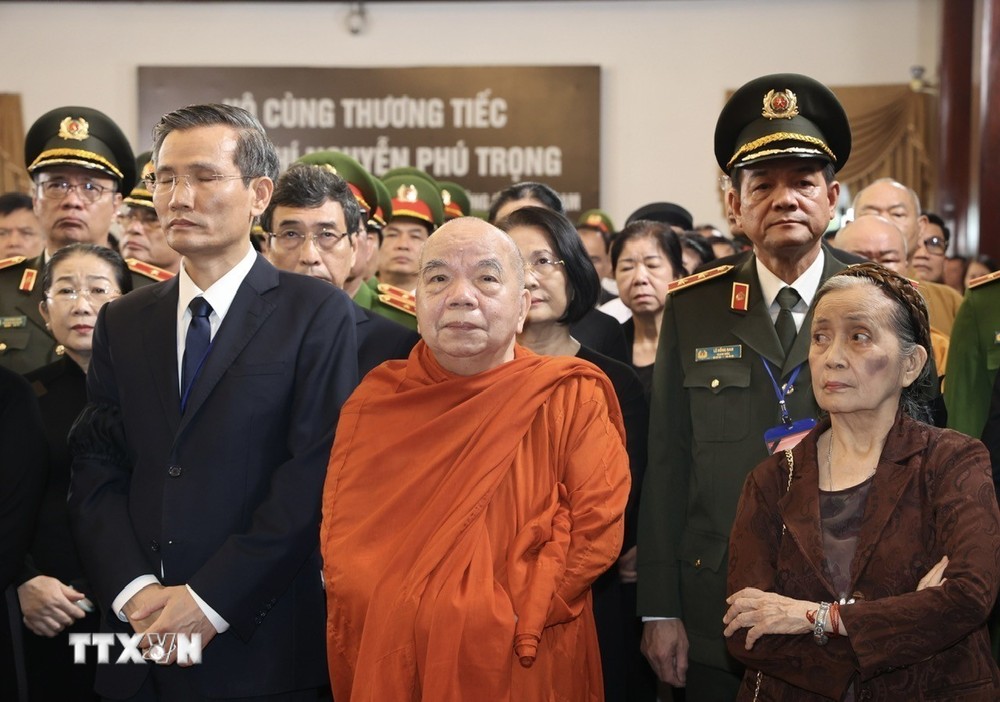 Đại diện các tôn giáo viếng Tổng Bí thư Nguyễn Phú Trọng tại Hội trường Thống Nhất, Thành phố Hồ Chí Minh ngày 25/7/2024. (Ảnh: TTXVN) ttxvn_le vieng tong bi thu tai TPHCM (2).jpg