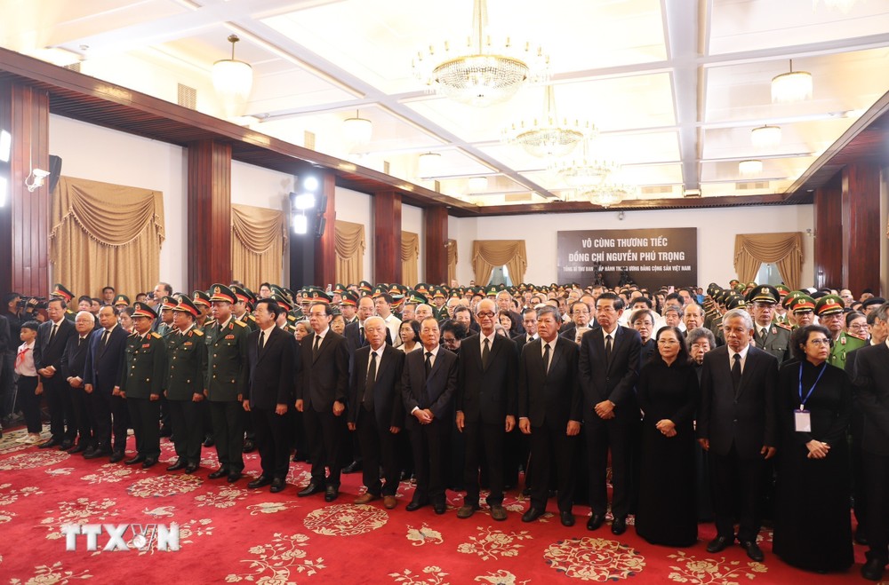 Lãnh đạo Thành phố Hồ Chí Minh viếng Tổng Bí thư Nguyễn Phú Trọng tại Hội trường Thống Nhất, ngày 25/7/2024. (Ảnh: TTXVN) ttxvn_le vieng TPHCM (1).jpg