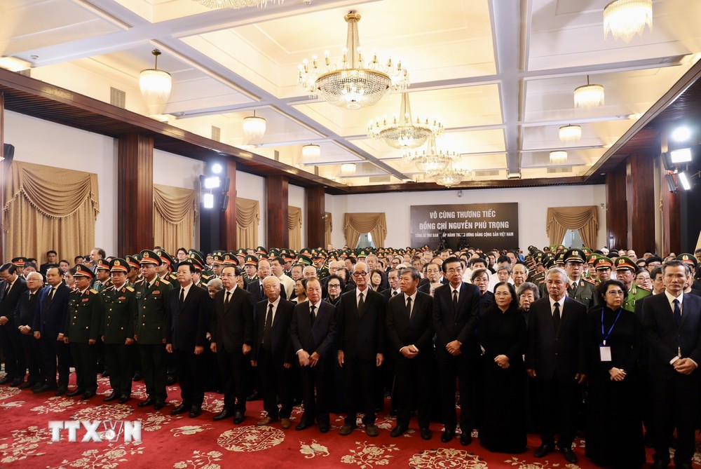 Lãnh đạo Thành phố Hồ Chí Minh viếng Tổng Bí thư Nguyễn Phú Trọng tại Hội trường Thống Nhất, ngày 25/7/2024. (Ảnh: TTXVN) ttxvn_le vieng TPHCM (2).jpg