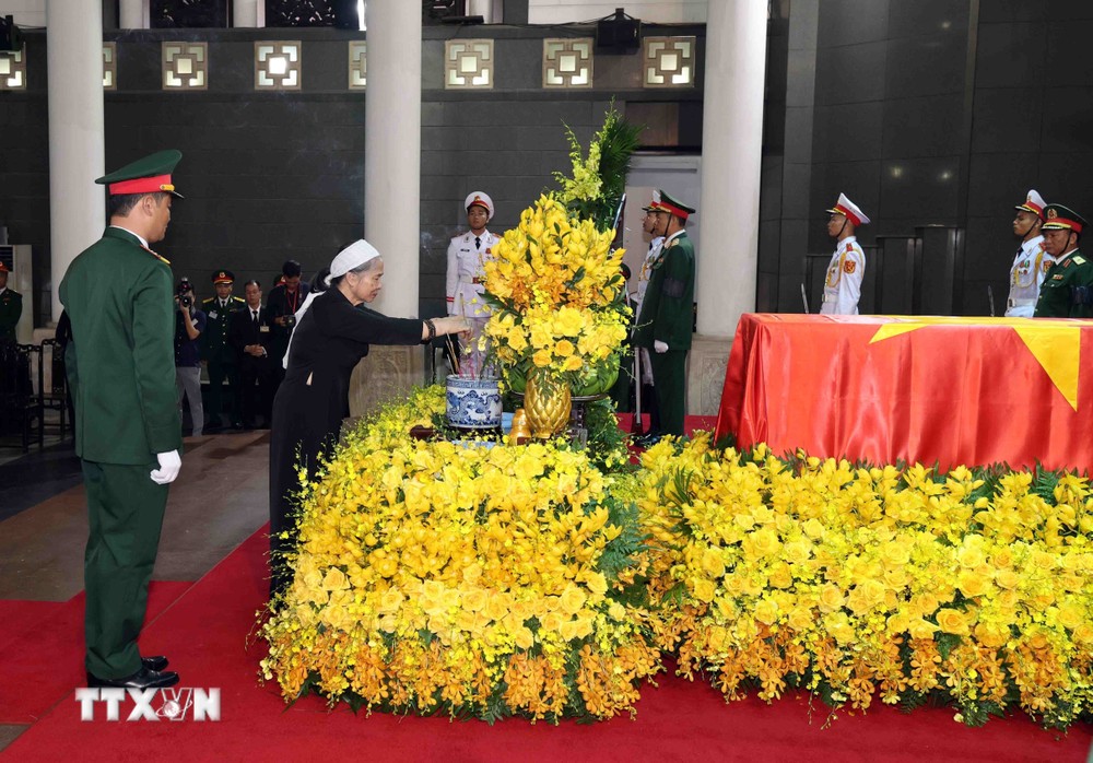 Phu nhân Ngô Thị Mận thắp hương viếng Tổng Bí thư Nguyễn Phú Trọng. (Ảnh: TTXVN) ttxvn_phu nhan ngo thi man (1).jpg