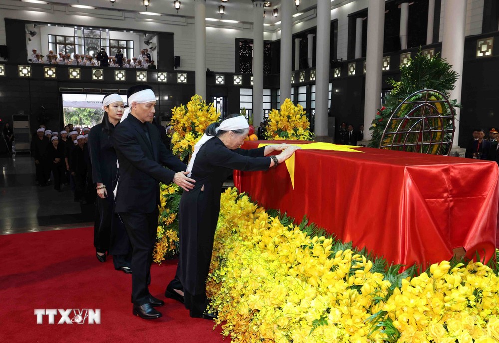 Phu nhân Ngô Thị Mận bên linh cữu Tổng Bí thư Nguyễn Phú Trọng. (Ảnh: TTXVN) ttxvn_phu nhan ngo thi man (2).jpg