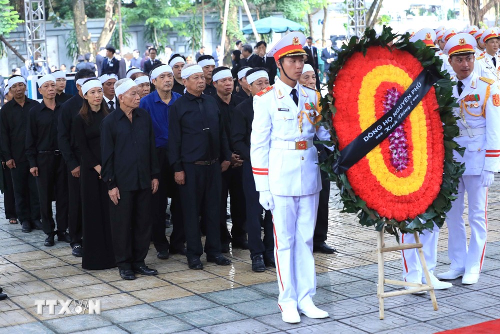 Đoàn gia đình và dòng họ gồm vợ cùng các con, cháu, chắt chuẩn bị vào viếng Tổng Bí thư Nguyễn Phú Trọng. (Ảnh: TTXVN) ttxvn_vieng tong bi thu (2).jpg